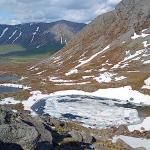 Еще замерзшие горные озера в июне