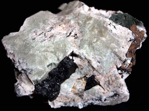 Сросток кристаллов микроклина с  арфведсонитом и эвдиалитом, 9х8 см.