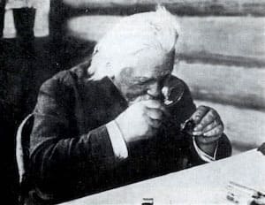 А.П. Карпинский за просмотром хибинских минералов. Станция Имандра, 1920 год.