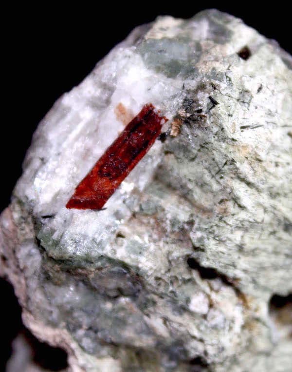 Кристалл манганнептунита  в микроклине с эгирином, 5х3 см.