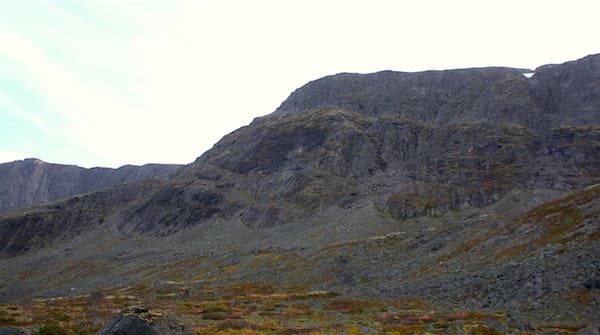 Склон Второго восточного цирка горы Тахтарвумчорр в районе Молибденитового рудника.