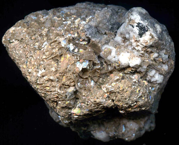 Псевдоморфоза катаплеита по кристаллу эвдиалита с присыпкой кристаллов альбита и анальцима. 6х4 см.