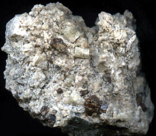 Кристаллы апатита вместе со сростками  кристаллов ферсманита на микроклине, 8х8 см.