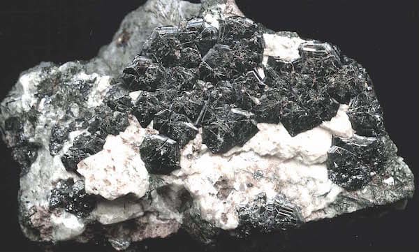Уплощенные кристаллы лопарита, 6х4 см. 