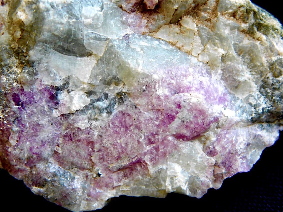 Содалит минерал Хибин