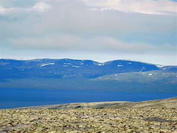 Вид на Ловозерский горный массив с горы Ньоркпахк в Хибинах