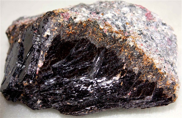 Фрагмент кристалла аннита с  эгирин - астрофиллитовой оторочкой, 8х6 см.